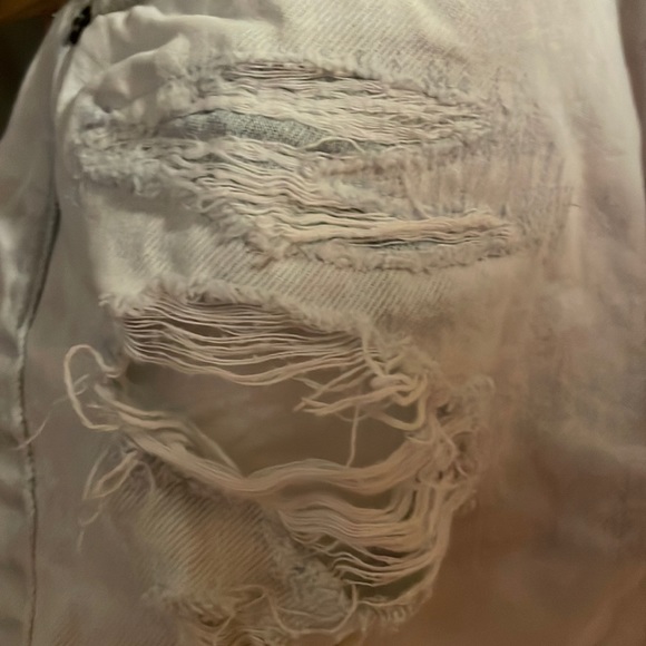 AEO 90’s Boyfriend Distressed Shorts 🤍 - Picture 6 of 17